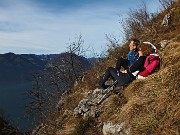 36 Un attimo di respiro a picco sul lago ammirando il panorama 